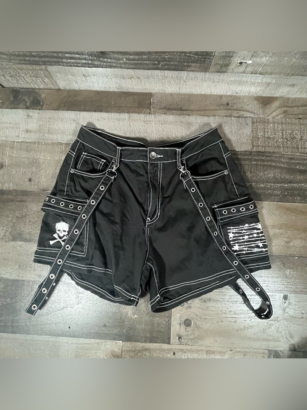 Hot Topic Skull Stars & Barb Wire Black Cargo Shorts Size 11